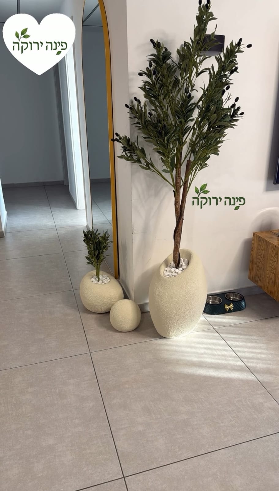 סט זוג כדים בהירים וכדור נוי - תמונת מוצר